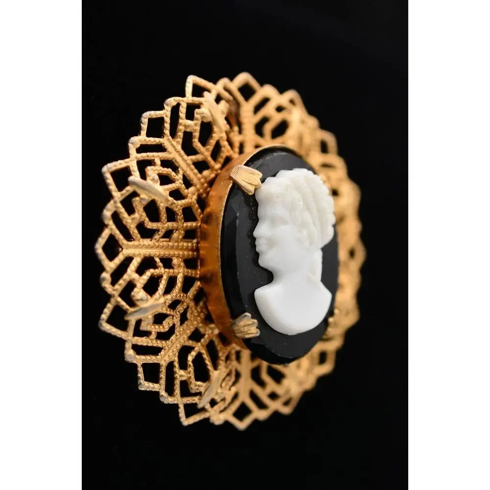 Vintage Cameo Pin Brooch Black White Textured Gold Tone Oval Round 1980s BinAT